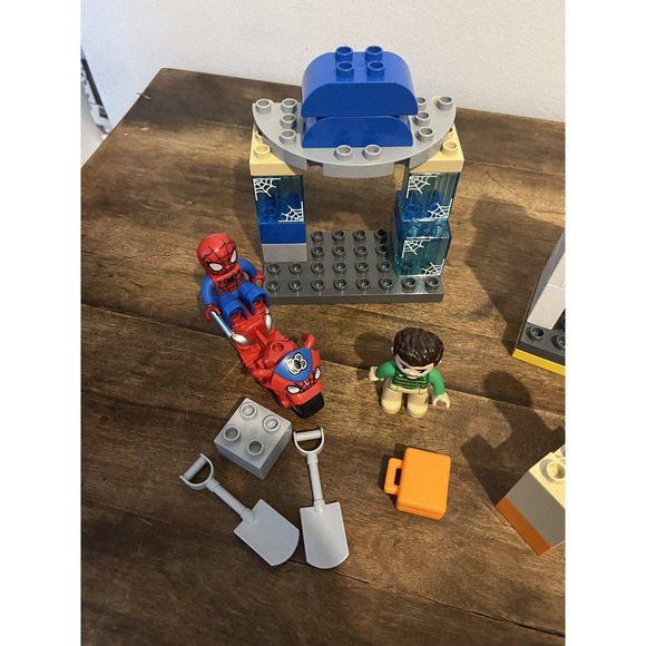 LEGO DUPLO: Spider-Man & Hulk Adventures (10876) & Airport Set - Picture 2 of 8